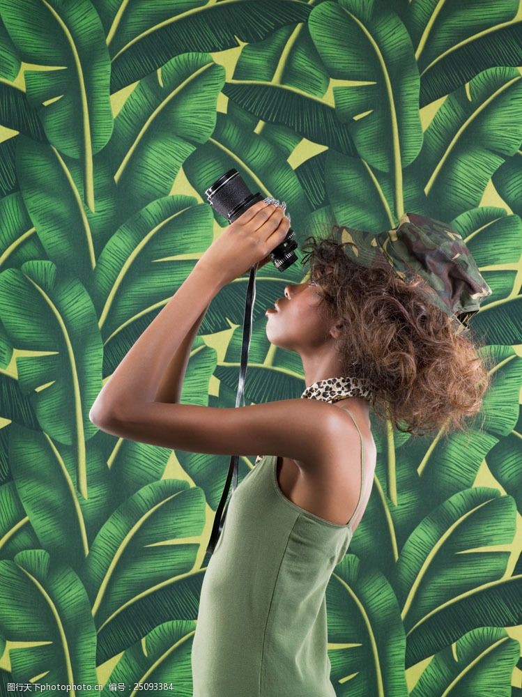 握着望远镜在看的黑人美女模特图片