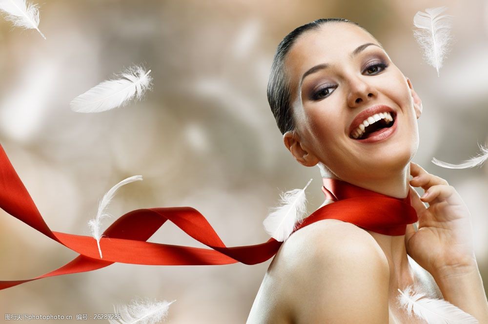 羽毛与性感美女图片