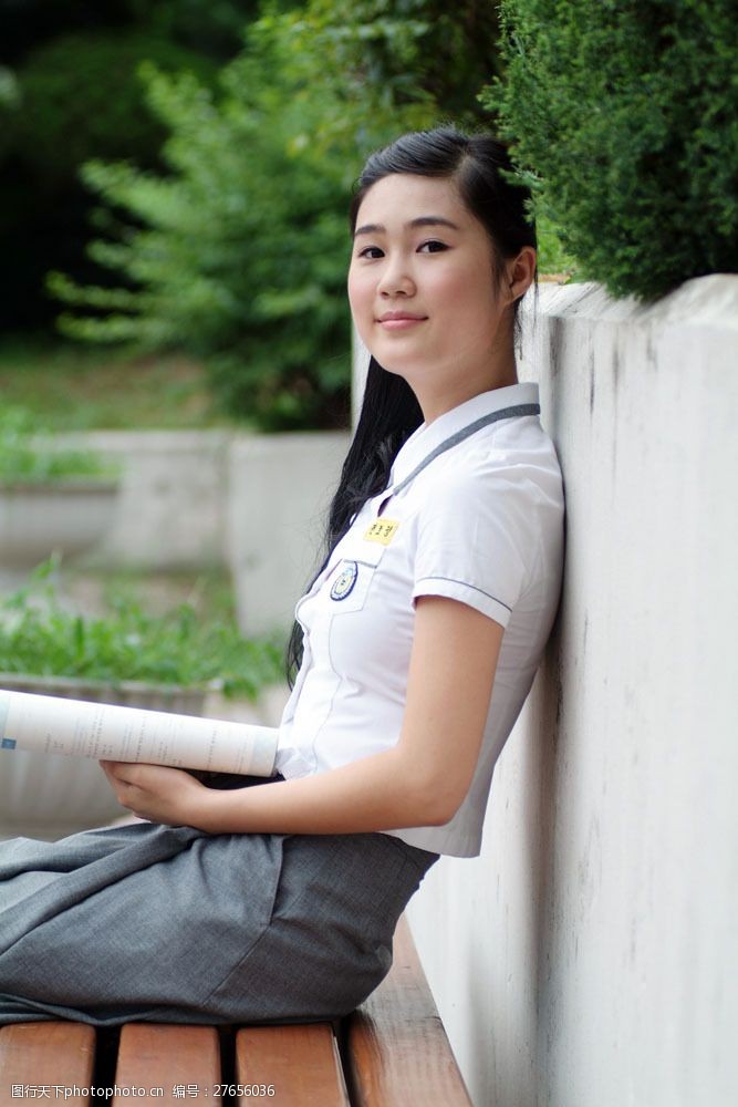 坐着看书的可爱女生图片