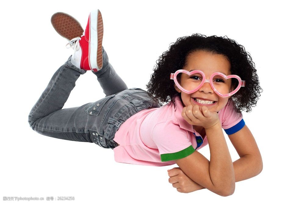 关键词:戴眼镜趴着的女孩图片素材 戴眼镜 趴着 女孩 人物图片 外国