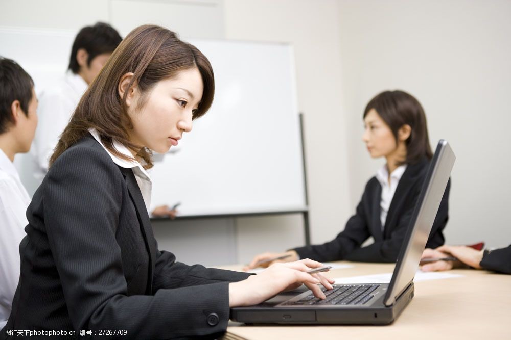 会议室办公的商务美女图片