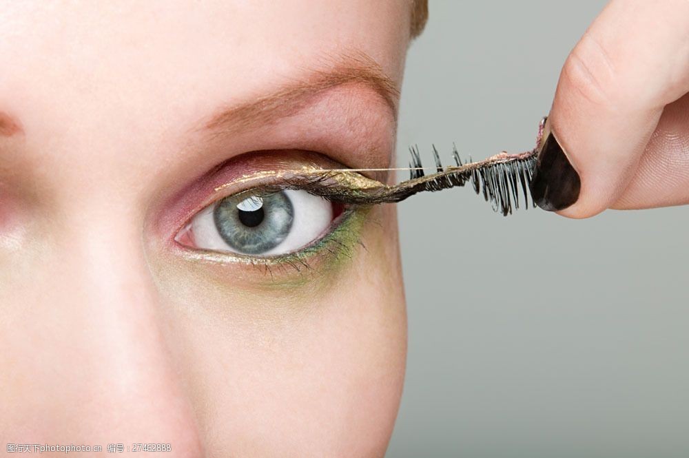 人物 关键词:取下假眼捷毛的外国女人图片素材 假捷毛 捷毛膏 美女
