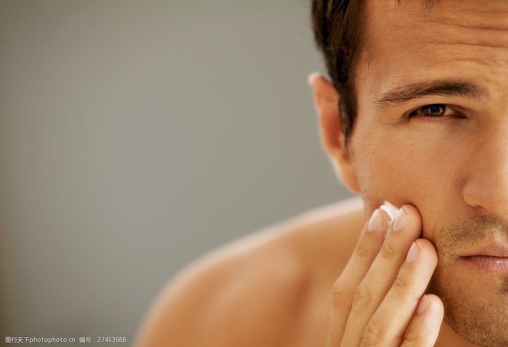 涂抹护肤品的外国男性图片