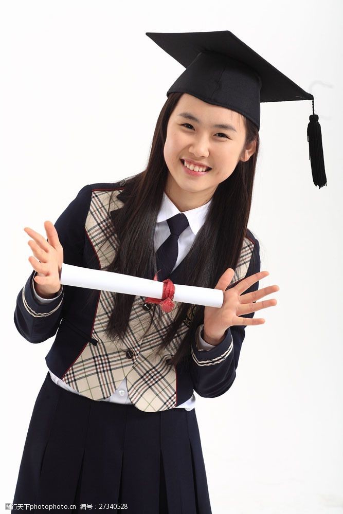 戴着博士帽双手夹着证书的小女孩图片图片