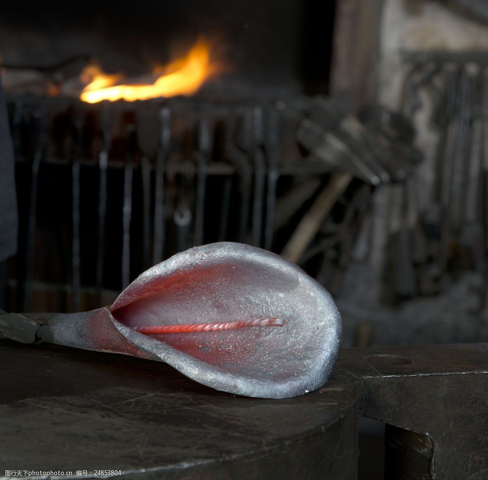 关键词:铸造造型的铁图片素材 铸铁 打铁 铁匠 烧铁 炼铁 商务人士