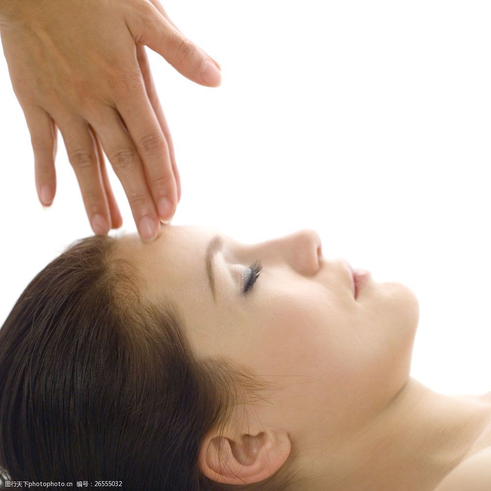 躺着做按摩的spa外国女人图片