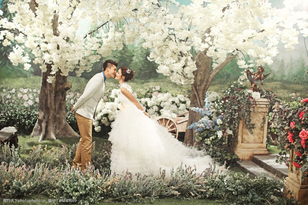 白色鲜花树下接吻的情侣图片