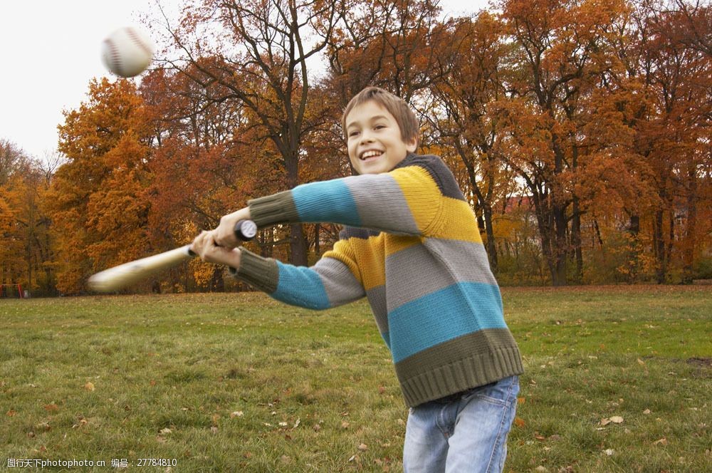 打棒球的男孩图片