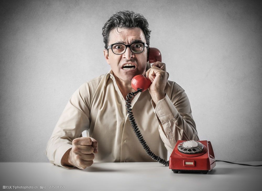 打电话愤怒的中年男人图片