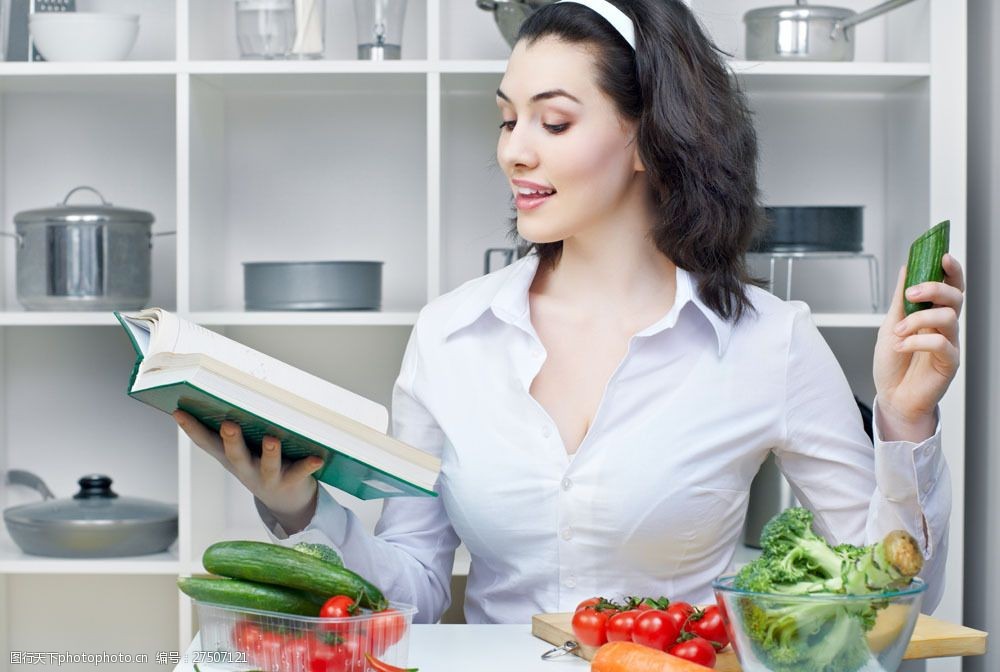 看书烹饪美食的美女图片
