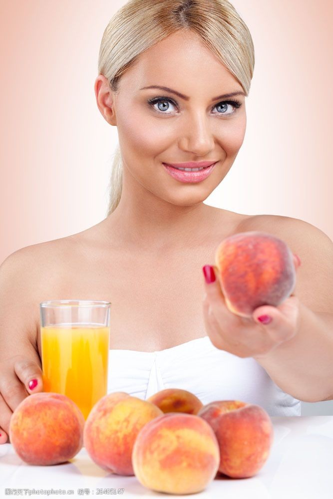 手拿水蜜桃的美女图片