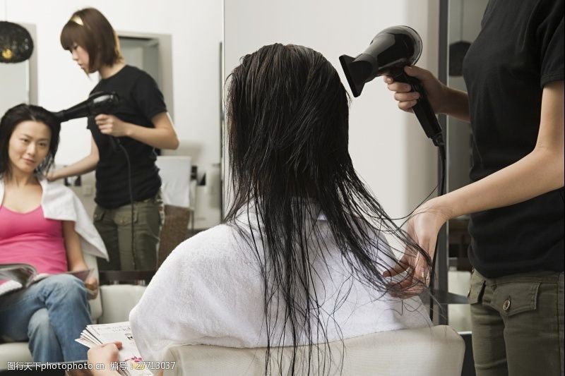 女性 时尚美女 消费 照镜子 美容店 理发店 发型 造型 吹风 美容美发