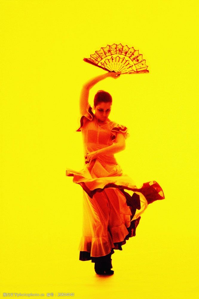 拿着扇子甩弄裙子的女人图片