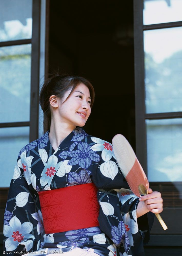 手拿扇子的日本美女图片