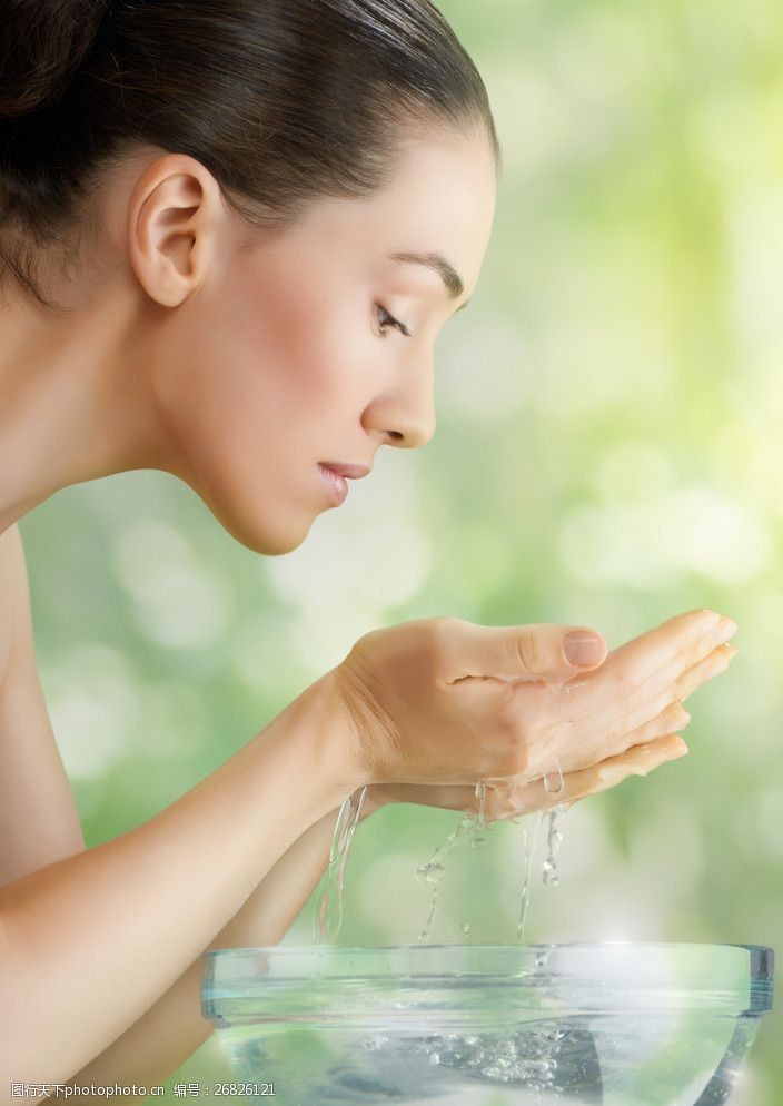 洗脸的美女图片