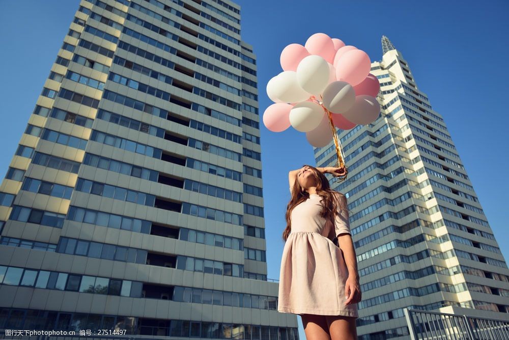 高楼大厦前拿气球的女孩图片图片-图行天下图库