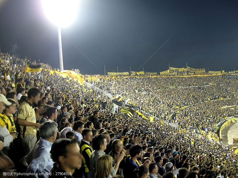 关键词:灯光下的足球比赛 足球 比赛 比赛现场 灯光 光芒 观众 运动