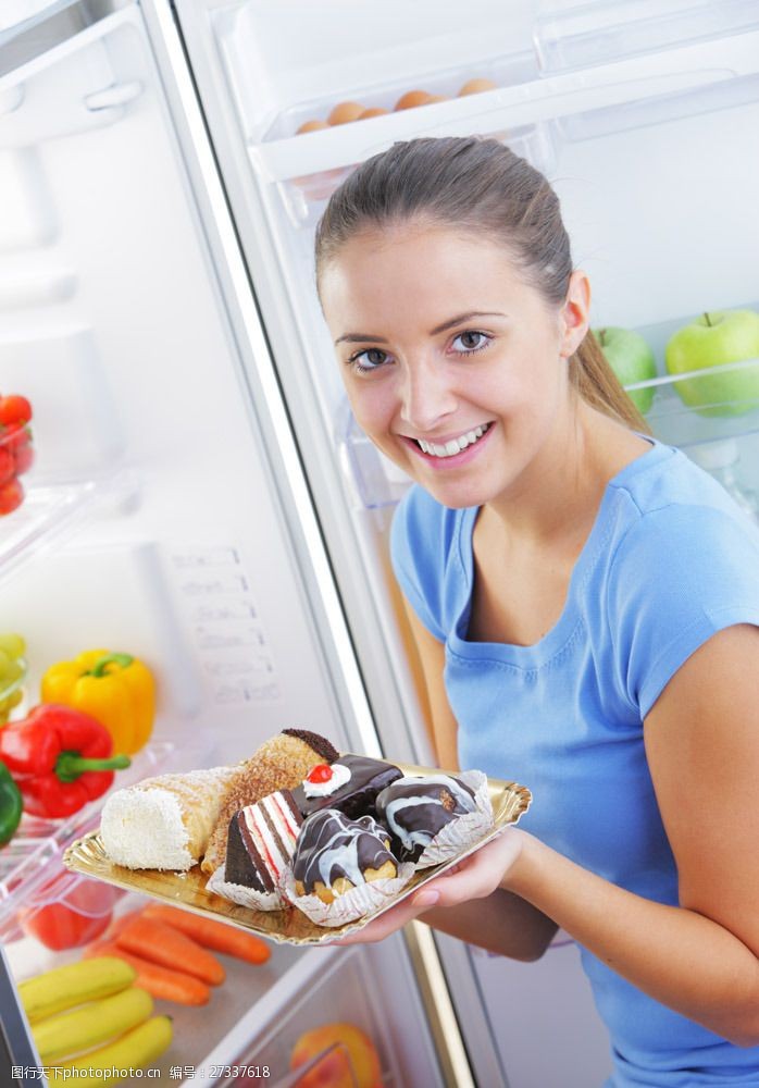 端着巧克力蛋糕的美女图片