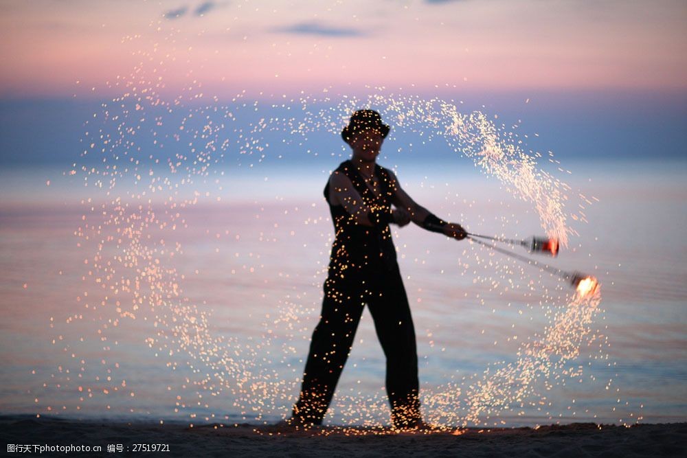 海边玩杂技的男人图片
