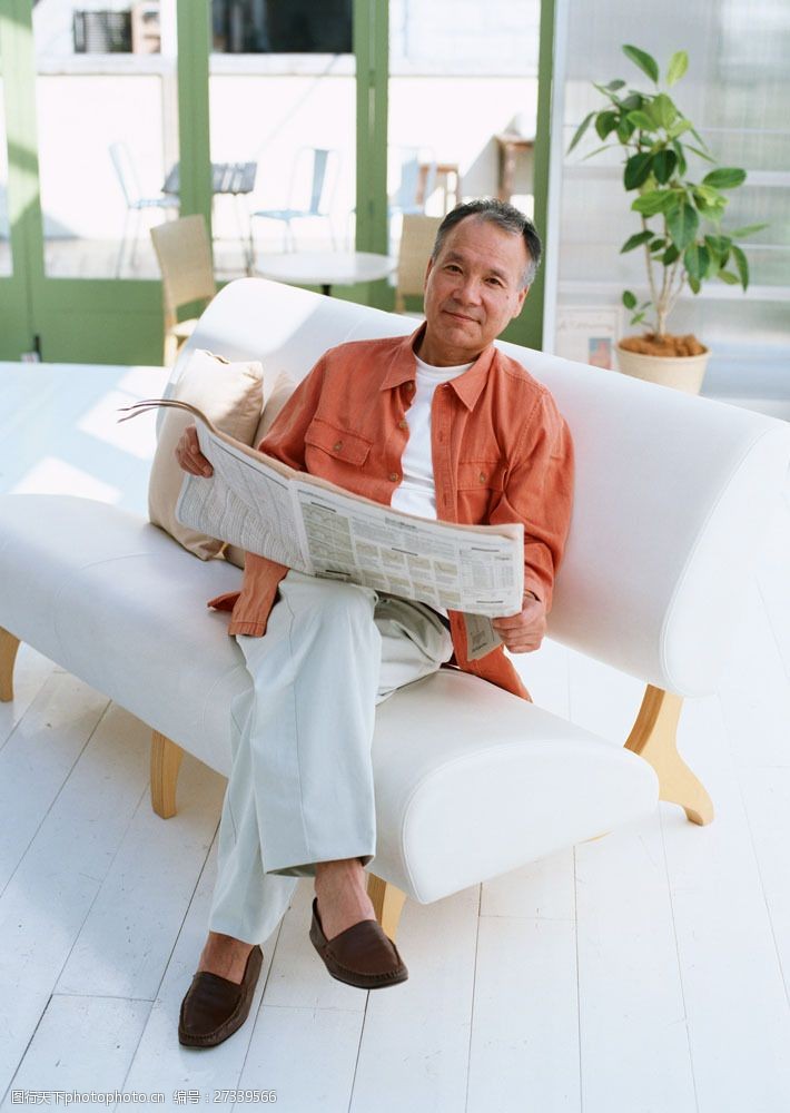 看报的老年人图片
