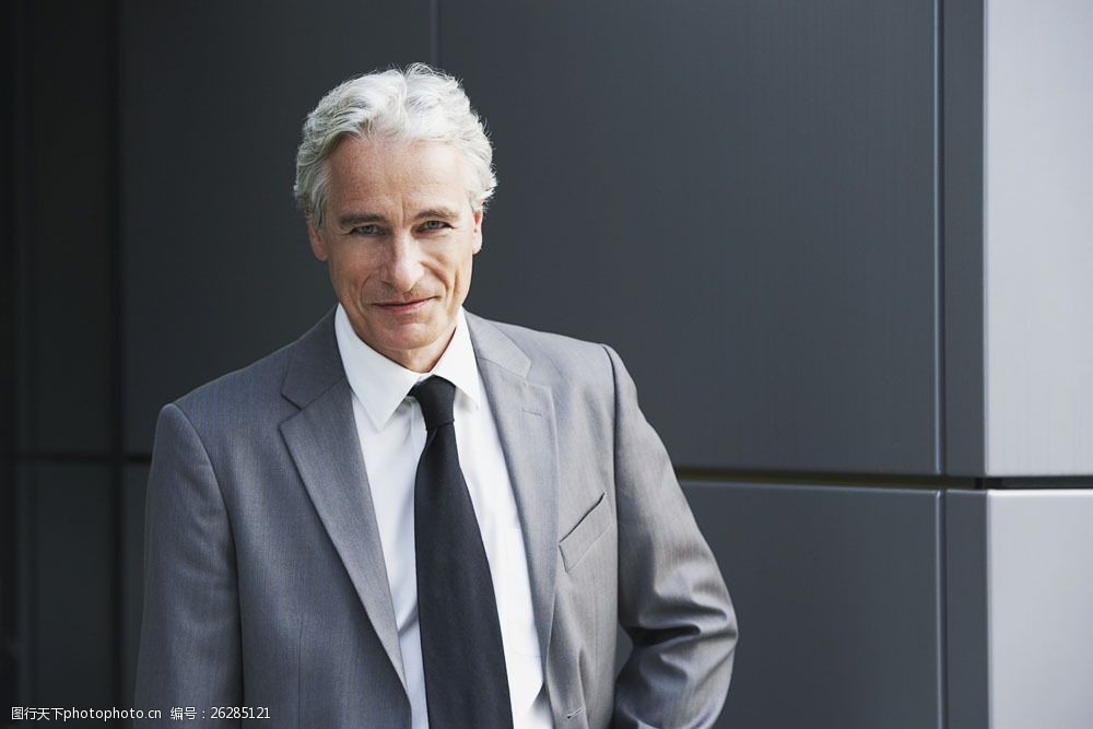 微笑的外国老人商务人士图片