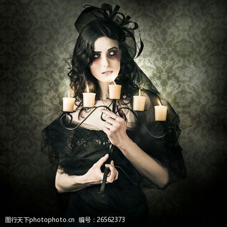 手拿蜡烛的性感美女图片