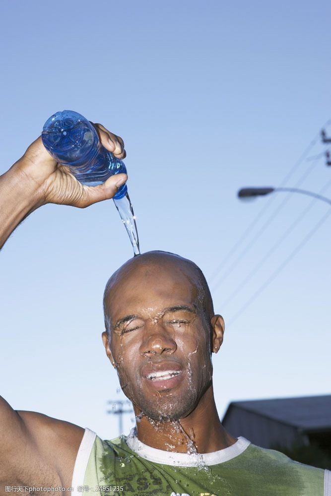 淋水的男人图片