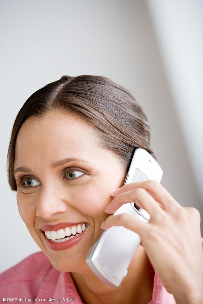 开心通电话的商务女性图片