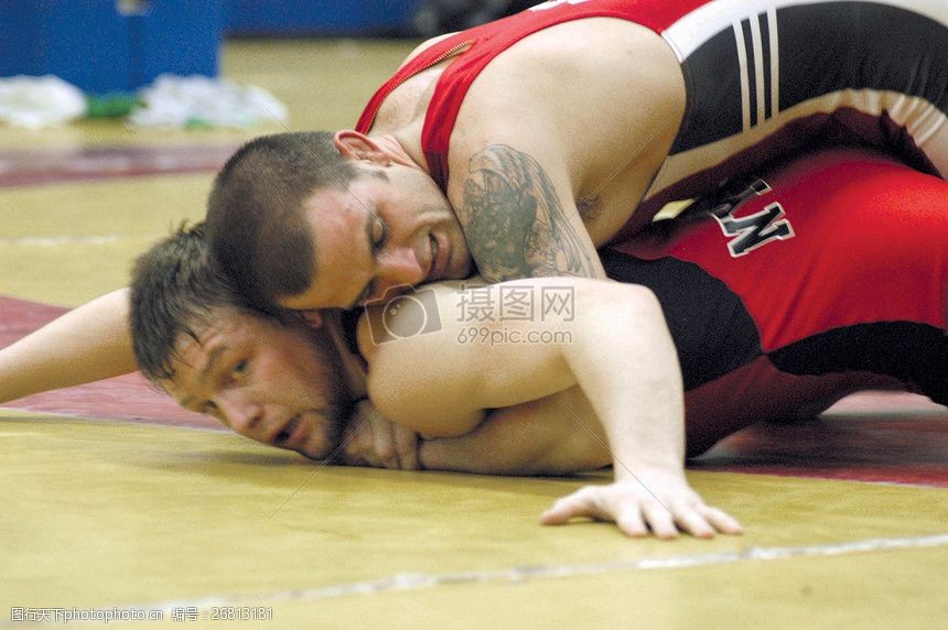 两个健壮的男人在比赛