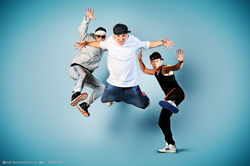 跳起来的时尚青年图片