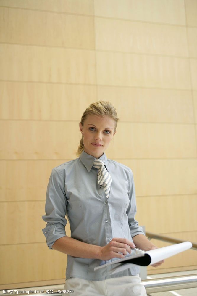 手拿文件的外国商务女性图片