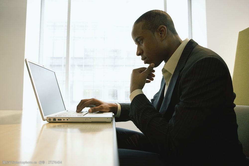 笔记本 电脑 桌子 办公室 办事员 办公大楼 思考 黑人 外国人 经理
