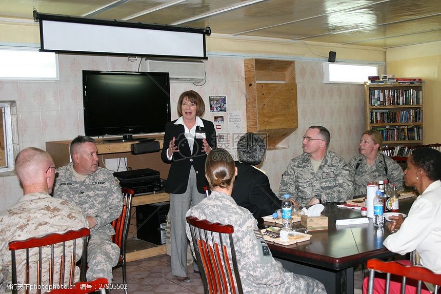 室内聚集在一起的人们