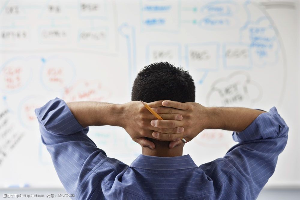 思考问题的商务男性图片