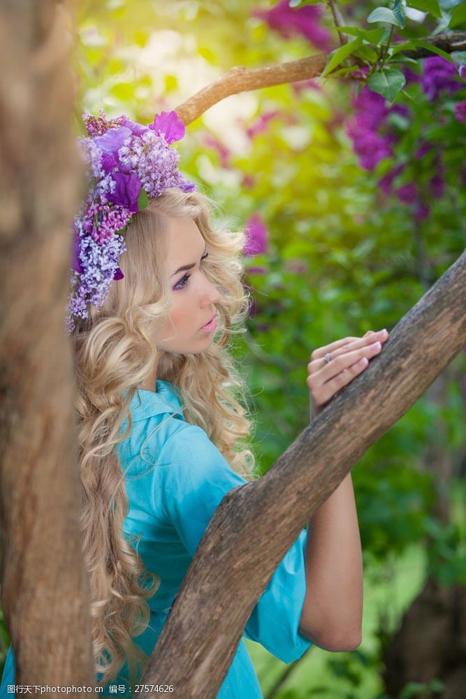 头戴花环的美女写真图片