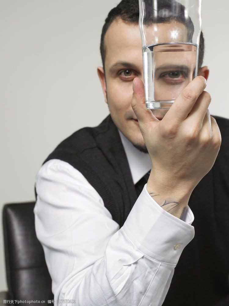 正在喝水的外国成功男人图片素材 商务 职场 外国男性 欧洲 欧美 成功