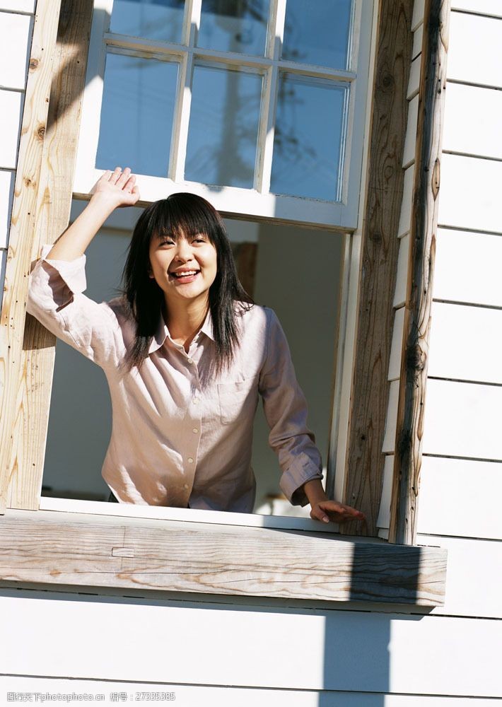 窗台旁的美女图片