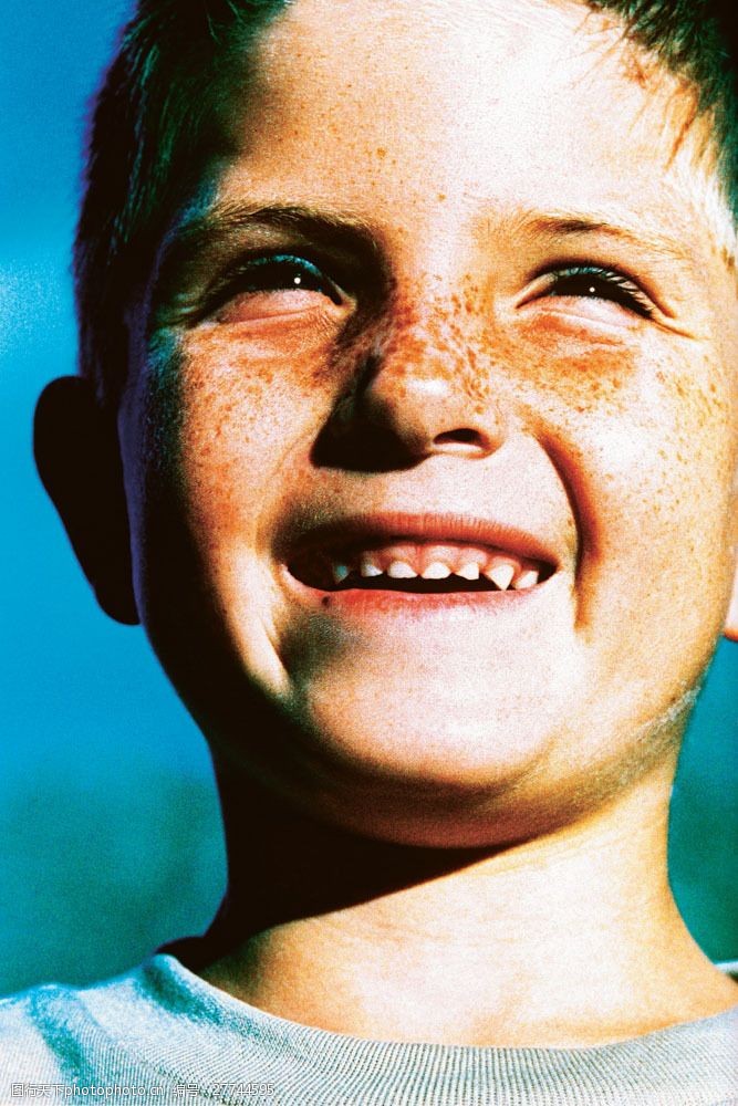 微笑的小男孩图片