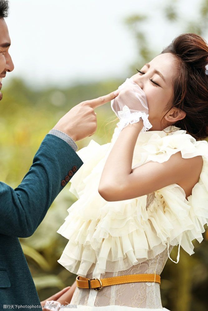 开心笑的新人图片