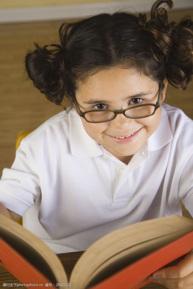 可爱微笑的小女孩图片