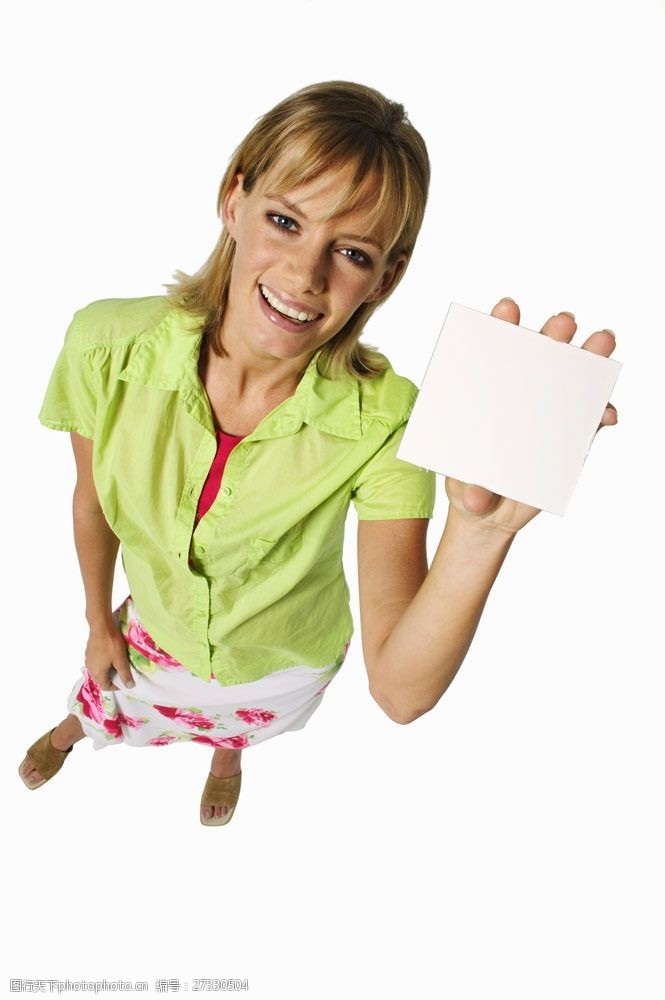 手拿白色卡片的外国美女图片