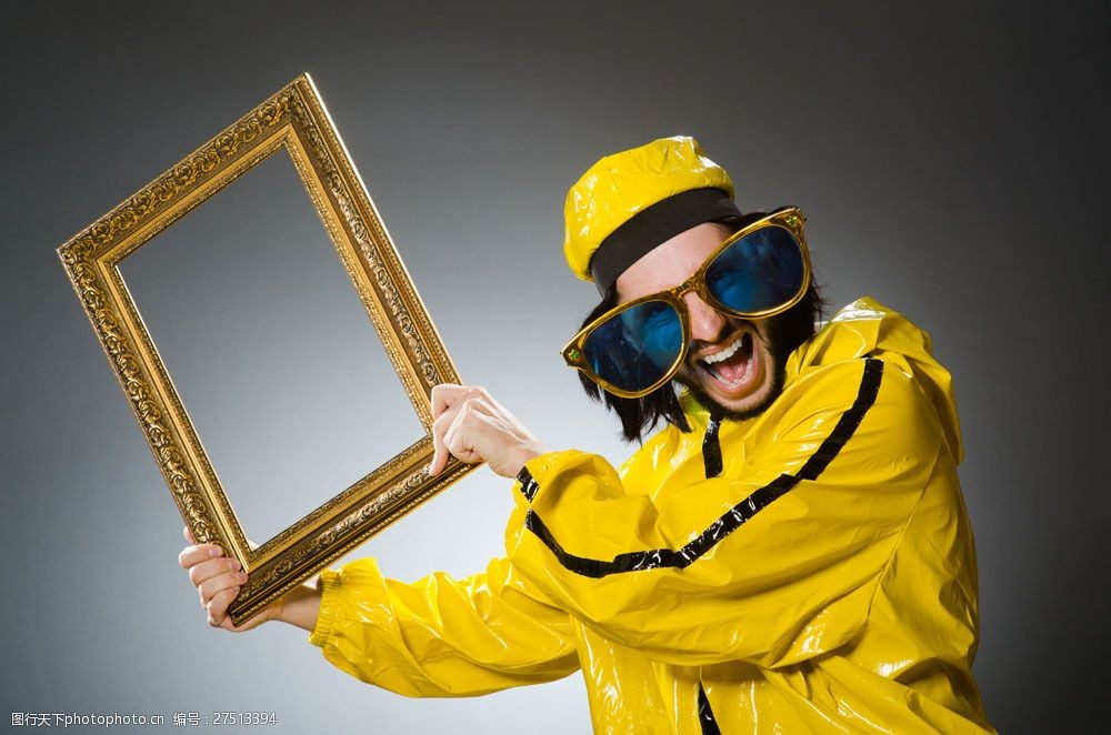 拿着相框的男人图片