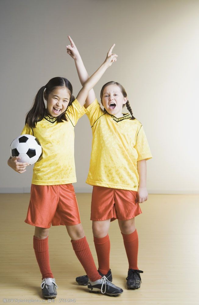 抱着足球的小女孩图片