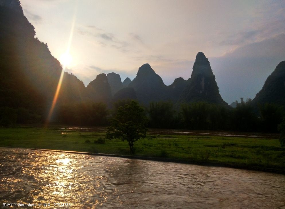 桂林阳光照耀下的群山图片
