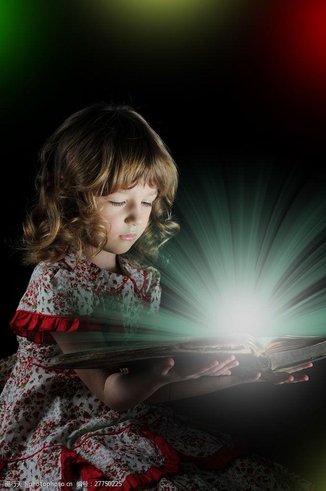 捧着书本的女孩图片