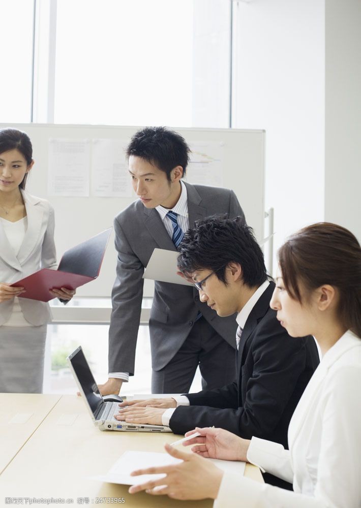 会议商讨的商务人士图片