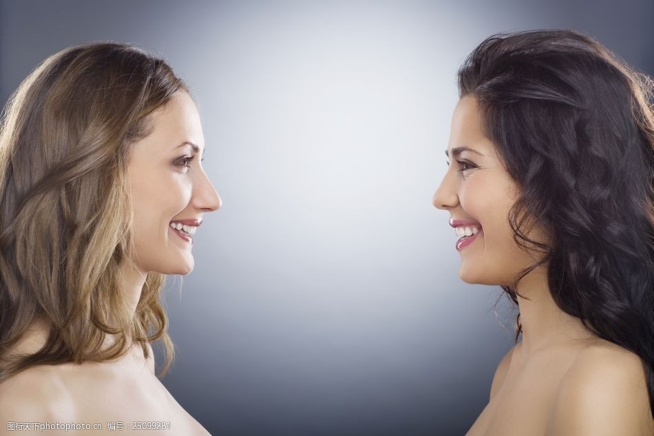 两个对面微笑的外国美女图片