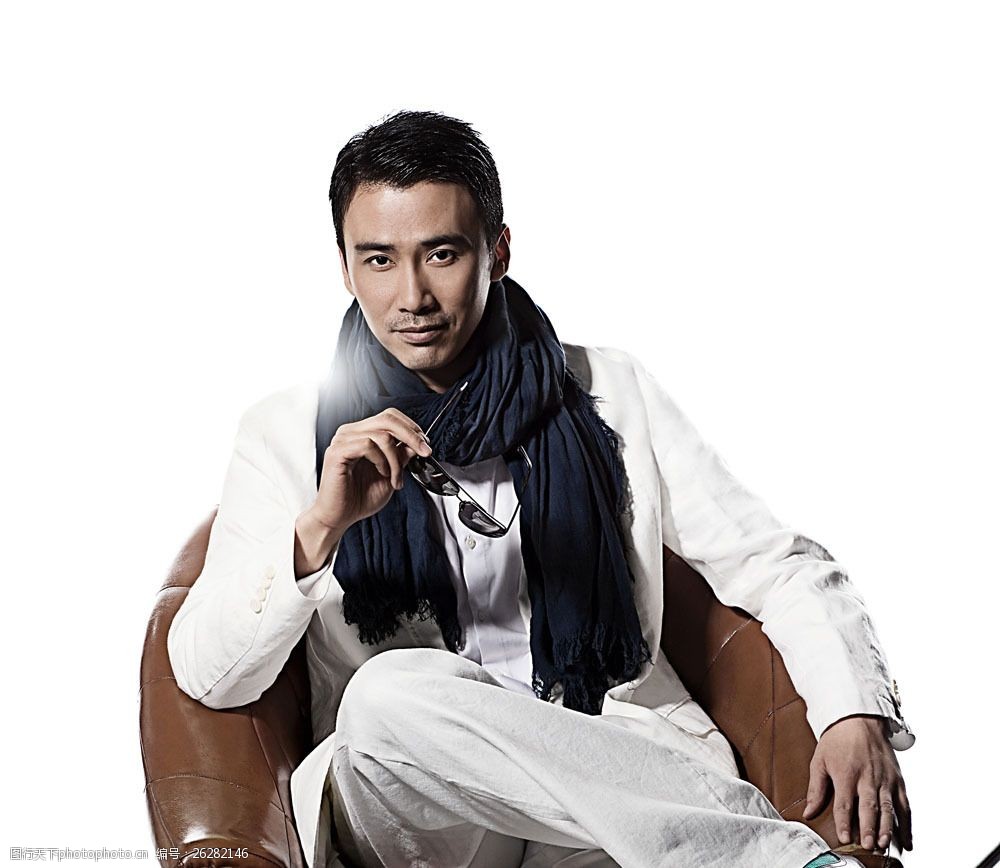 手拿墨镜的明星偶像图片