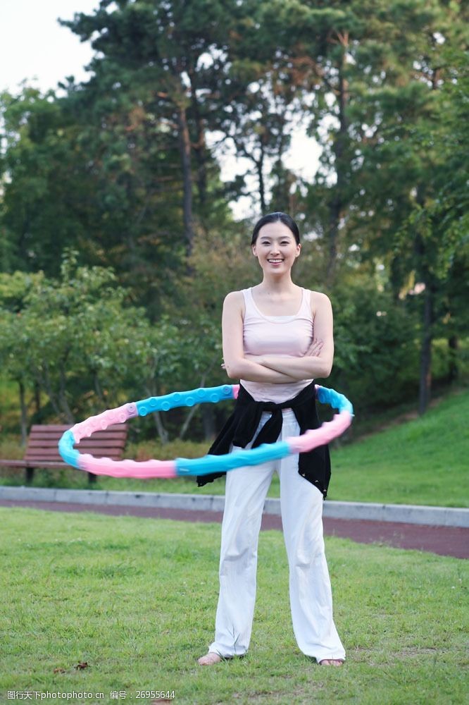 转呼啦圈的运动美女图片图片