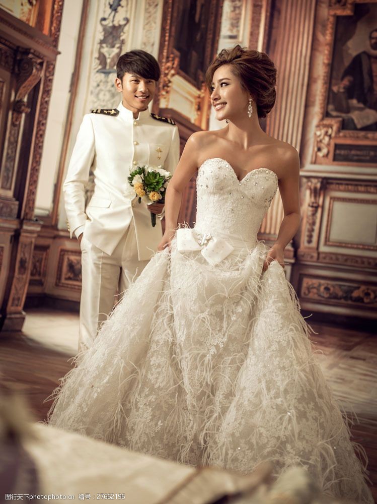 室内浪漫的婚纱艺术照图片